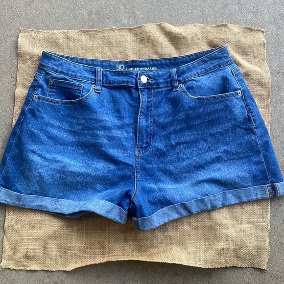 No Bo No Boundaries denim stretch jean shorts, Size 17 - Picture 6 of 6